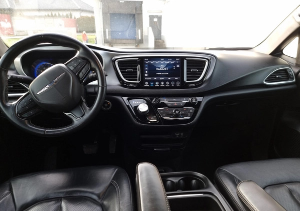 Chrysler Pacifica cena 114900 przebieg: 68000, rok produkcji 2020 z Tarnów małe 211